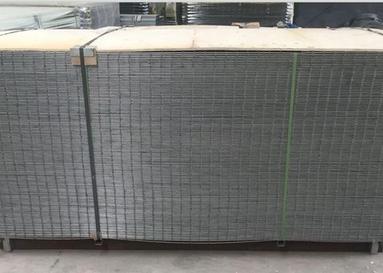 China 4X4 Electro Galvanized Welded Wire Fence Panels For Buliding , Wear Resistant supplier