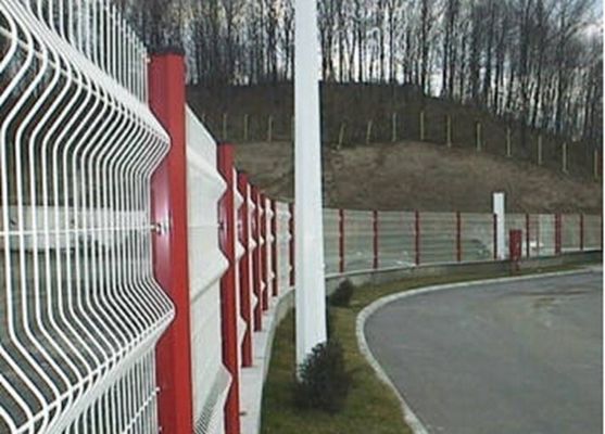 China Triangular Bends Garden Mesh Fencing Safety For Sport Field , 3-6.0mm Wire Gauge supplier